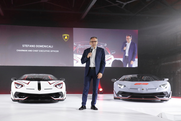 ステージ上で日本初公開モデルを紹介するランボルギーニの会長兼CEO、ステファノ・ドメニカリ氏。