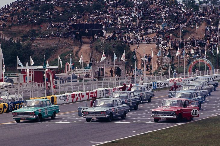 前年の雪辱を果たすべく、万全を期して第2回日本グランプリに臨んだプリンス。「グロリア」「スカイライン」ともに高い競争力を発揮し、それぞれの参戦クラスで優勝を果たした。