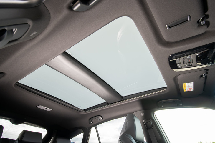 上級モデルならではの充実した装備も新型「ハリアー」の見どころ。ボタンひとつでガラスがくもり、透過光がやわらかくなる「調光パノラマルーフ」はトヨタ初の装備となる。