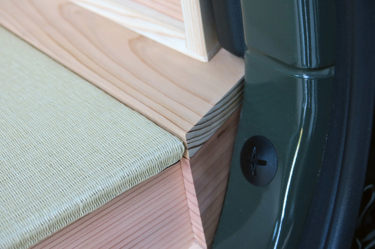 床下収納の左右や背面に配された木板。最終的には現物合わせで調整されたというだけに、車体側とのフィッティングに隙がない。