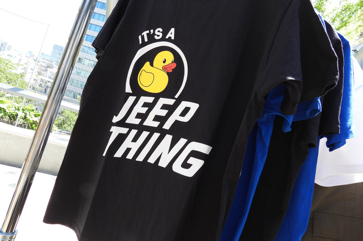 “Jeep Duck（ジープ ダック）”のTシャツ。