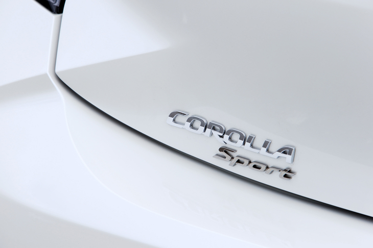 「オーリス」の後継を担って登場した「カローラ スポーツ」。先達のオーリスは「カローラ ランクス」の後継モデルだったので、トヨタのCセグメントハッチバック車は、2世代・12年のときを経てカローラシリーズの一員に戻ったとも言い表せる。