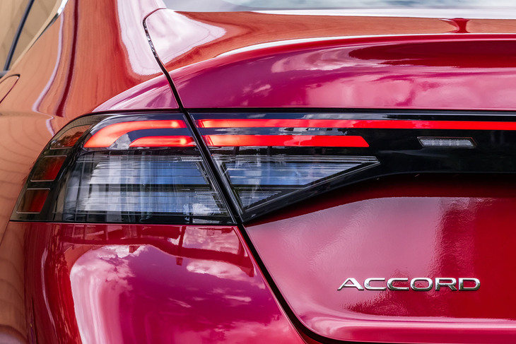 ホンダ・アコード（尾灯点灯時のリアコンビランプ）