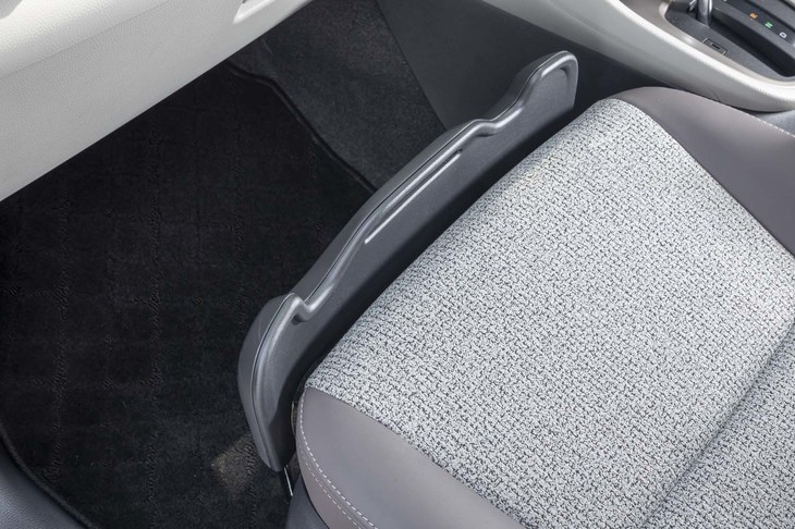 「ヤリス ハイブリッドZ」に標準装備される「買い物アシストシート」。助手席前方の格納式ストッパーを引き出すことで、シートに置いた荷物を安定させられる。