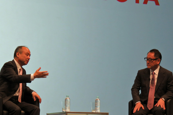 株式時価総額で日本企業のナンバー1（トヨタ自動車）とナンバー2（ソフトバンク）のトップが「MONET」設立発表会のステージにそろい踏み。右がトヨタ自動車取締役社長の豊田章男氏、左がソフトバンク取締役会長の孫 正義氏。