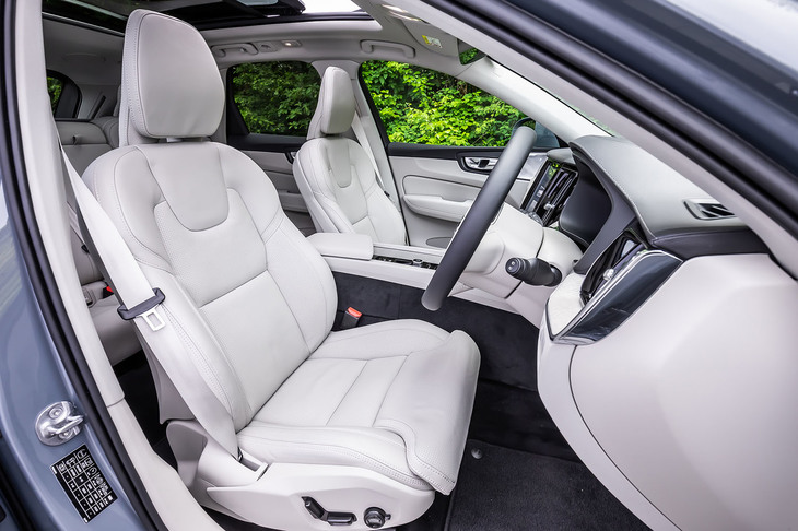 「インスクリプション」グレードのシートは、肌触りのいいパーフォレーテッドファインナッパレザーで仕立てられている。前席にはマッサージ機能も内蔵される。