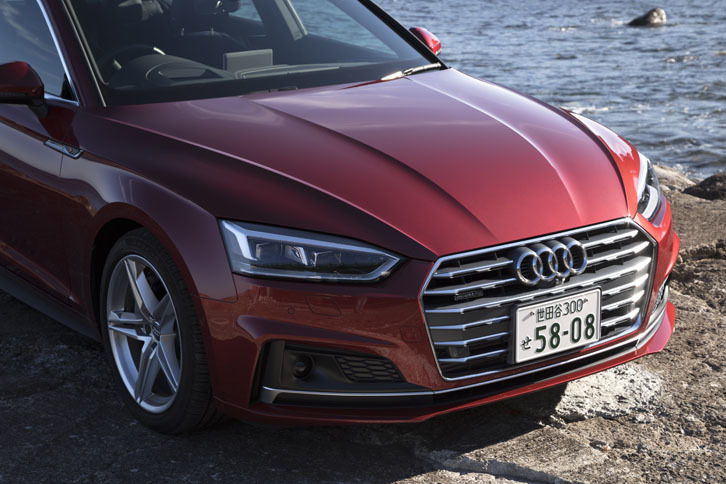 前後に長いボンネットにはシャープなプレスラインが走り、パワードームと呼ばれるふくらみが備わる。