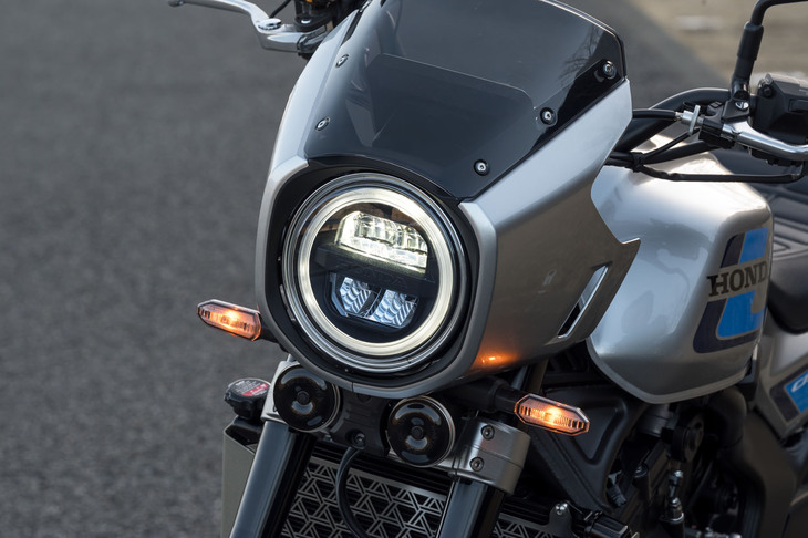 ラインナップは標準仕様の「CB1000F」と上級仕様の「CB1000F SE」の2種類。後者にはヘッドライトカウルやラジエーターグリル、グリップヒーター、クイックシフター、専用カラーステッチシートが装備される。