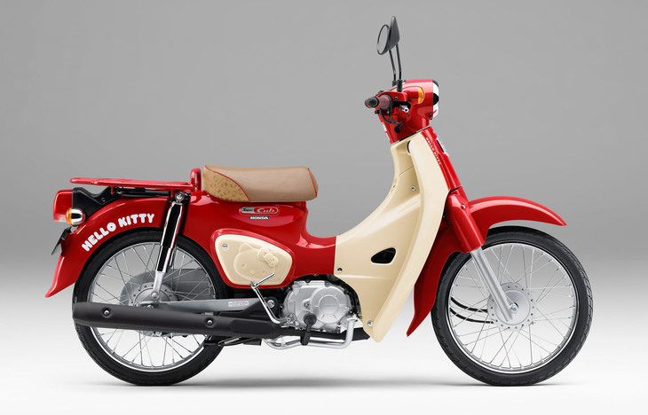 もうひとつの“最後のスーパーカブ50”は、サンリオとのコラボで生まれた「スーパーカブ50ハローキティ」。真っ赤な車体は郵便局で使われている“郵政カブ”を思わせるが、エンブレムやロゴ、サイドカバーなどが「ハローキティ」仕様になっている。排気量が110ccクラスの「スーパーカブ110ハローキティ」もラインナップ。日ごろの相棒として使うなら、断然余裕のある110がいい。