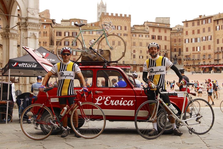 ルノー販売店でメカニックとして働くドゥッチョ氏（写真右）と、友人のクラウディオ氏（同左）。往年のルノー公式自転車チームのユニフォームを再現した。