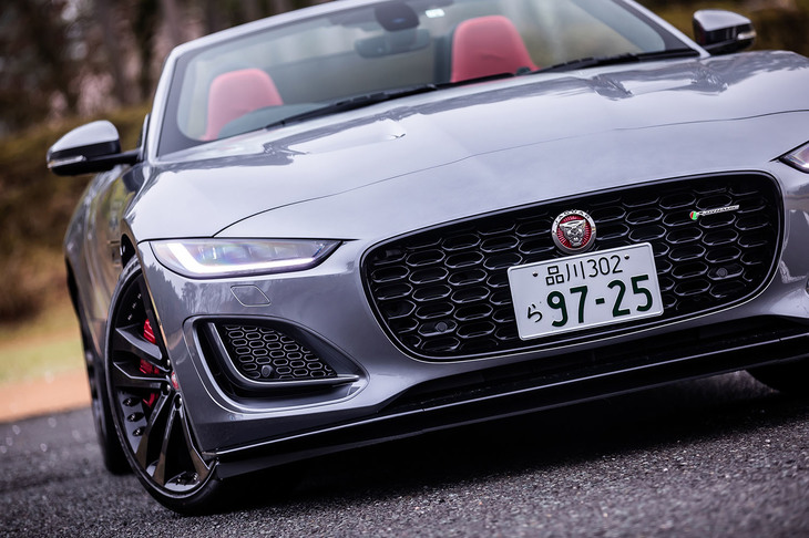 「R-DYNAMICブラック」のフロントフェイス。標準で装備される「ブラックエクステリアパック」によって、フロントグリルやエアインテークのベゼル、サイドベントなどがブラック仕上げとなる。