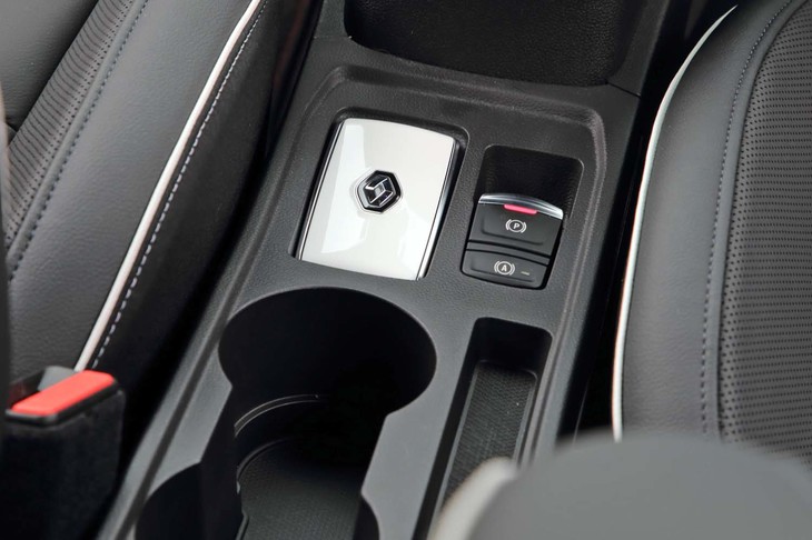 電動パーキングブレーキスイッチの横にはカードキーの収納場所が用意されている。カップホルダーが大型化されたのもうれしいポイントだ。