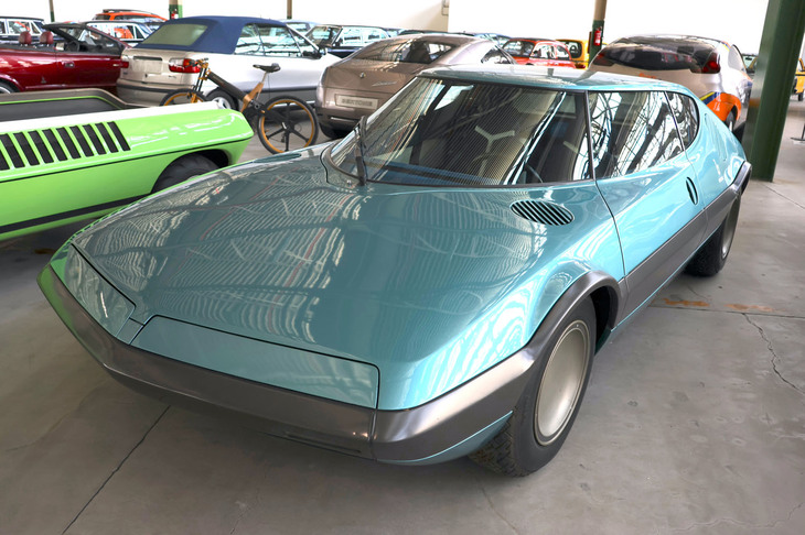 「NSUトラペーツェ」1973年コンセプト。「NSU Ro80」の2ローターロータリーエンジンをリアシート後方に搭載している。それによって、広大なレッグスペースを実現した。