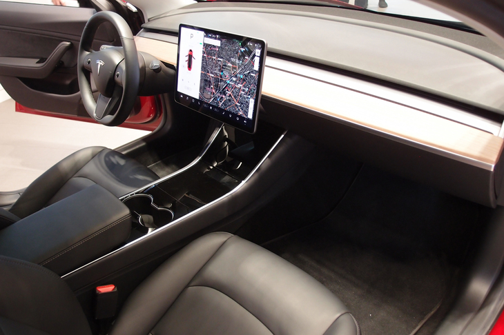 シンプルなデザインのインテリア。物理的なスイッチやボタン類は極めて少ない。