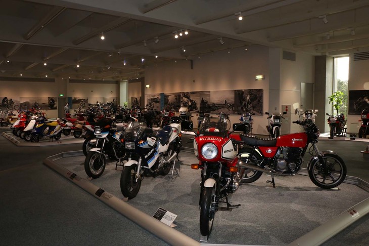 2階南棟には、二輪市販車が展示される。スポーツバイクだけでなく、「スーパーカブ」などの実用車も並んでいる。さらに、当時のライバル車たちも同席している。