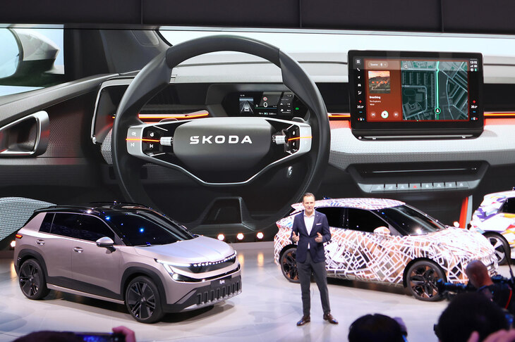 フォルクスワーゲン・グループのオリバー・ブルーメCEOが、各ブランドのコンセプトカーや近い将来のモデルを紹介中。後方左はシュコダのBEV「エピック・コンセプト」。右のカムフラージュされた車両はクプラの「ラヴァル」。