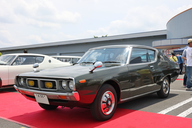 1973年「日産スカイライン ハードトップ2000GT」（KGC110）。新車時からの「栃55」ナンバーを付け、オリジナルの姿を維持している通称“ケンメリ”のハードトップ2000GT。購入者である祖父から孫に乗り継がれている準ワンオーナー車という。