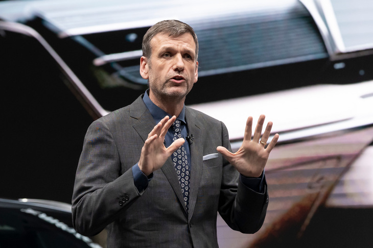 トヨタデザインの革新を語るうえで外せない人物なのが、2019年からデザイン領域のトップを務めるサイモン・ハンフリーズ氏。1994年入社で、2012年にトヨタデザイン部部長に就任している。　
	ほった「トヨタデザインの話についても、いずれこの連載でまとめてみたいですねぇ」