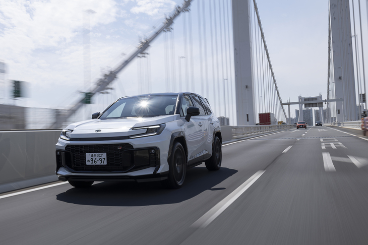 「RAV4 PHEV」はトヨタの新たな充電サービス「TEEMO」の正会員の対象。トヨタディーラーのTEEMO充電器を購入から1年間無料で利用できる（月に2回、1回あたり30分まで）。