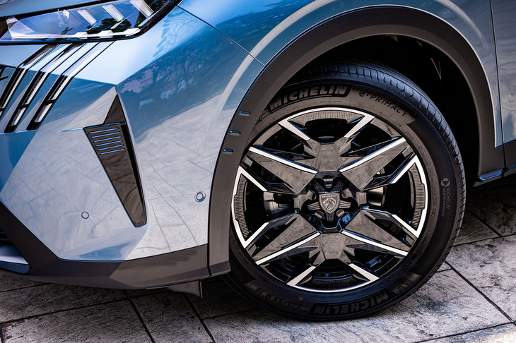 長野・北アルプス南部に位置する槍ヶ岳から命名されたという19インチホイール「YARI」を「3008」全車に標準で装備。今回の試乗車は225/55R19サイズの「ミシュランeプライマシー」タイヤを組み合わせていた。