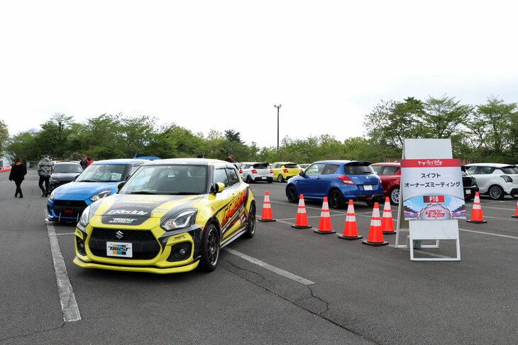 「MFF2023 スイフト オーナーズミーティング」のエリアには、トラストのコンプリートカーの姿も。