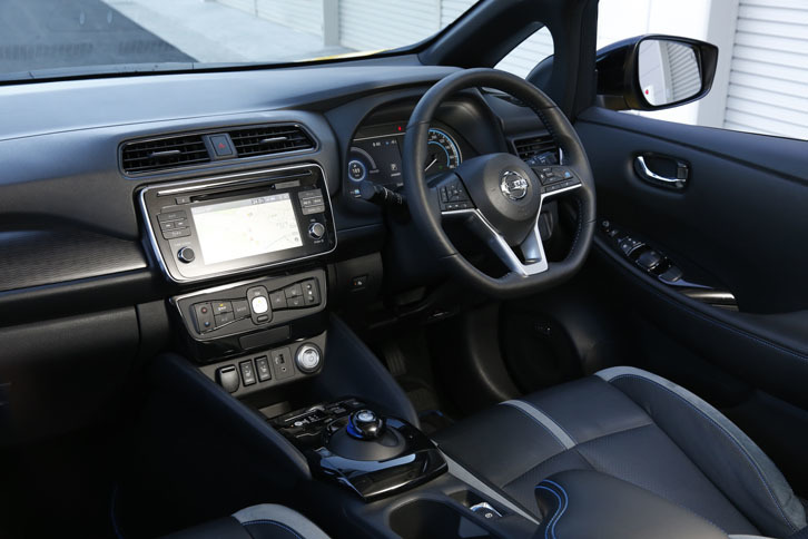 コックピット周辺部。各所にEVの象徴たるブルーのアクセントが添えられる。