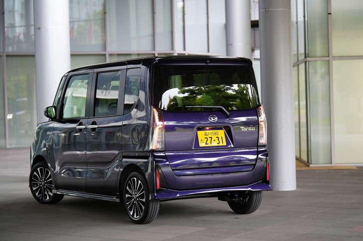 撮影車のボディーカラーは「クールバイオレットクリスタルシャイン」。上質な印象を強化するという新規設定色だ。