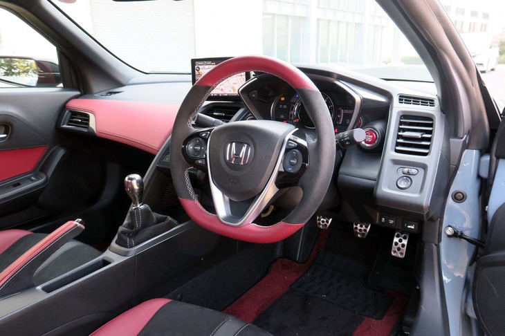 ボルドーレッド×ブラックのコントラストが鮮やかな「S660モデューロX バージョンZ」のインテリア。メーターバイザーやセンターコンソールパネル、助手席のエアコン吹き出し口はカーボン調のパーツでドレスアップされている。