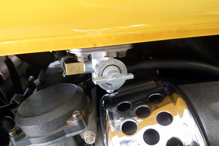 動かすたびにじんわりガソリンが染み出したフューエルコックも新品に交換。うーん、いい。実にいい。新品の金属部品って、見ているだけですがすがしい気分になりませんか？