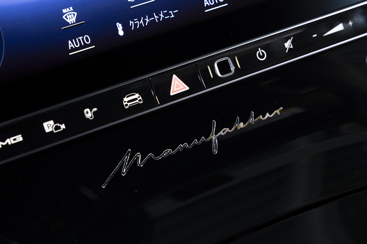 センターディスプレイの下部には「Manufaktur」の文字が筆記体でつづられている。