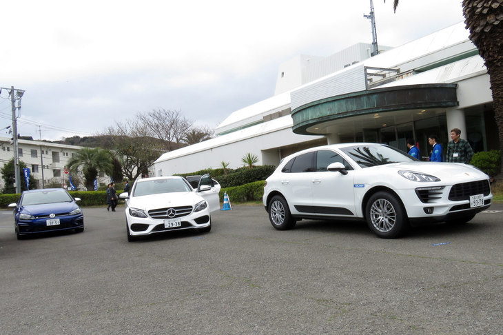 配車スペースで次のテスターの乗車を待つ3台の試走車。3回の試走で感じたドライブフィールの差には、車両やタイヤサイズの違いに加え、タイヤの空気圧の変化も影響していたものと思われる。