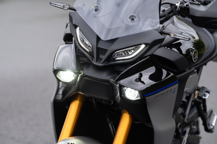 「トレーサー9 GT＋」のフロントまわり。運転支援システムに用いられるレーダーはボッシュ製で、ロービームとハイビームの間に搭載される。