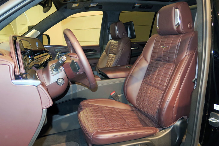 キャデラック・エスカレード スポーツ（1列目シート）