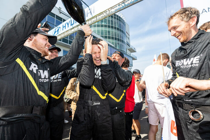 ビールをまさに浴びるように（笑）。