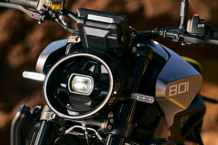 「ヴィットピレン801」の特徴的なヘッドランプ。KTMといい、顔まわりで個性を見せるのは、同グループにおけるバイクデザインのトレンドか？