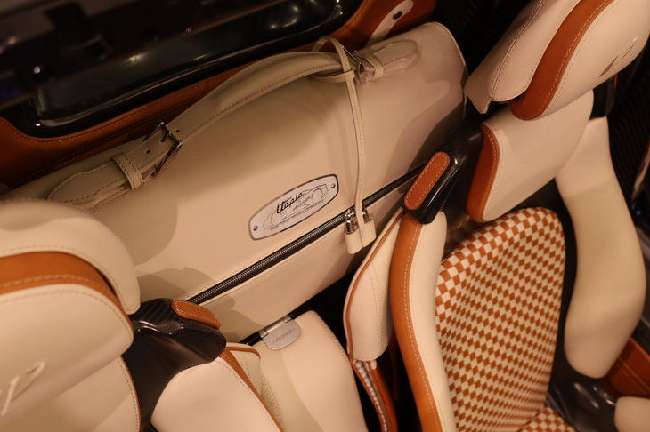 パガーニ・ウトピア ロードスター（シート後方におさまるソフトトップ収納バッグ）