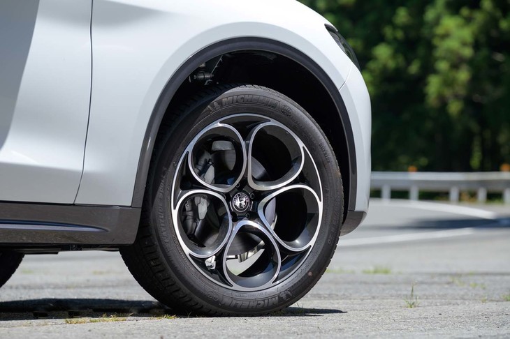 アルファ・ロメオの伝統ともいえるテレフォンダイヤル型のアルミホイール。他グレードは21インチが標準のところ、「Ti」だけ20インチを履く。