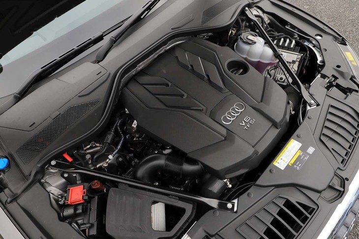 3リッターV6ターボエンジンは500N・mもの大トルクを1370rpmという低回転域から発生。2tオーバーの車体を軽々と走らせる。