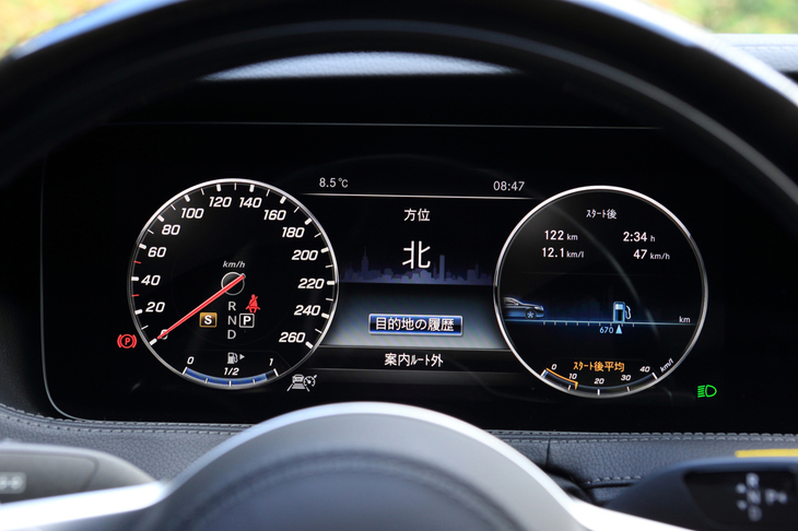 計器はすべて液晶モニター上でのアニメーション表示となる。写真中央部と右側の円形部分は、インフォメーションディスプレイとして、表示する情報を変更できる。