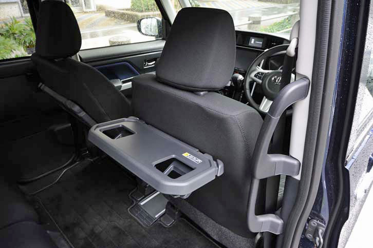 画面右が大型乗降用アシストグリップ。上下2段に分かれており、下の取っ手は子どもの利用が想定される。運転席の背部にはシートバックテーブルも備わる。