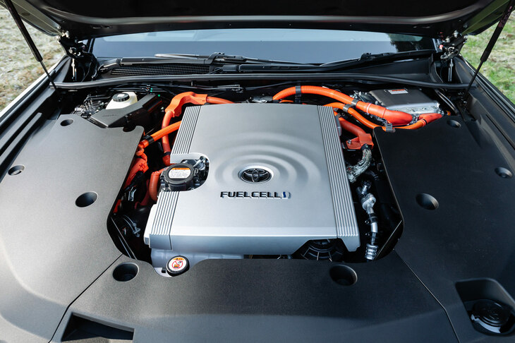 パワーユニットには2.5リッターハイブリッドと水素燃料電池システムの2種類を用意。“エンジン縦置き＋後輪駆動”ベースのプラットフォームは、FCEVの2代目「ミライ」をベースとしたものだ。（写真：山本佳吾）