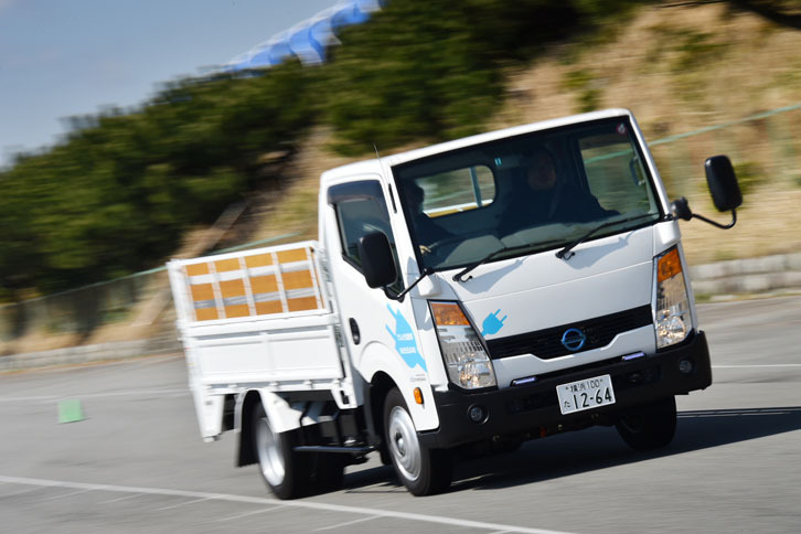 100％電気トラックの「e-NT400」。小型トラックの「アトラス」をベースに、電気自動車の「リーフ」のコンポーネンツを搭載している。