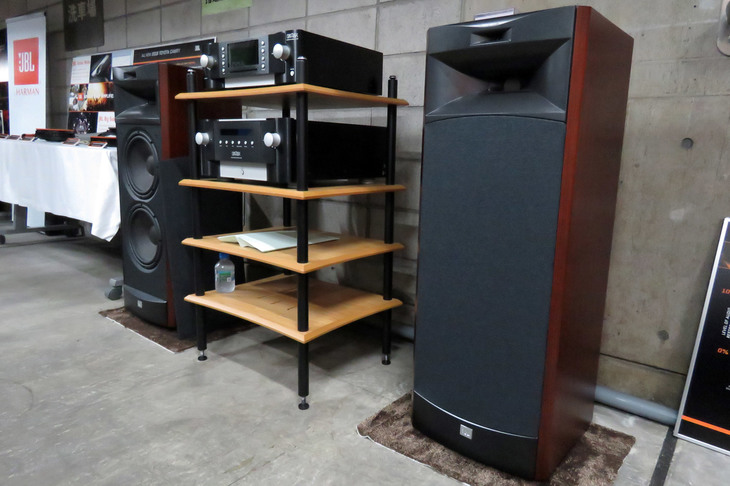 JBLといえば、アメリカ発のプレミアムオーディオの老舗。オーディオに詳しい藤沢編集部員いわく「オジサン世代の方なら、最近もてはやされているバング＆オルフセンとかより喜ぶ人がいると思いますよ」とのこと。