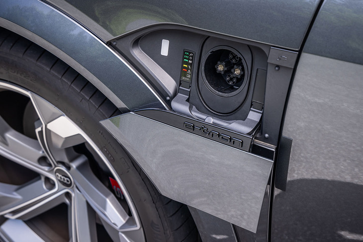 フロントの左フェンダーに出力150kWまでの急速充電に対応する充電ポートを、同右フェンダーに普通充電ポートを配置している。