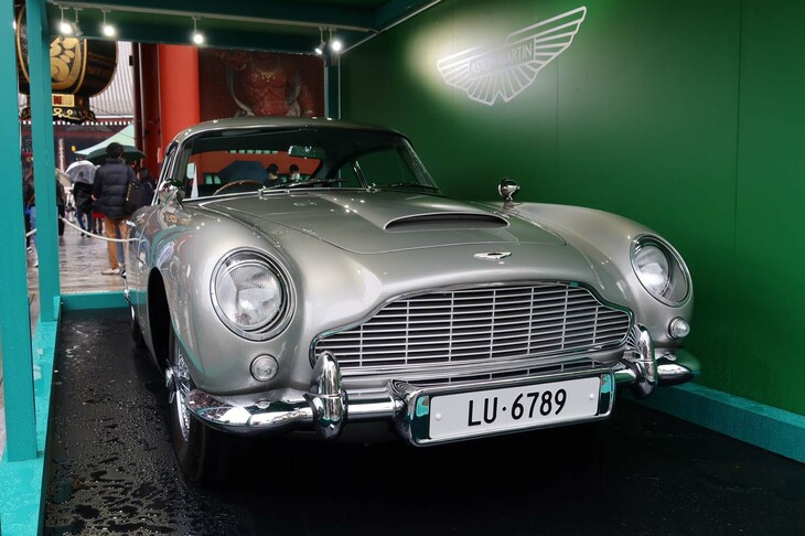 「DB5ゴールドフィンガー・コンティニュエーション」。1964年公開の映画『007／ゴールドフィンガー』にボンドカーとして登場した「アストンマーティンDB5」の復刻モデル（25台限定）で、2020年5月の発表時には275万ポンド（当時、税抜きで約3億8000万円）の値をつけた。