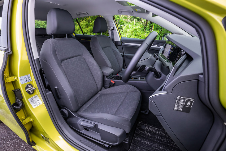 「eTSIアクティブ」の前席。手動調整式のファブリックシートを標準装備する。ヒーターや電動調整機構などは設定されていない。