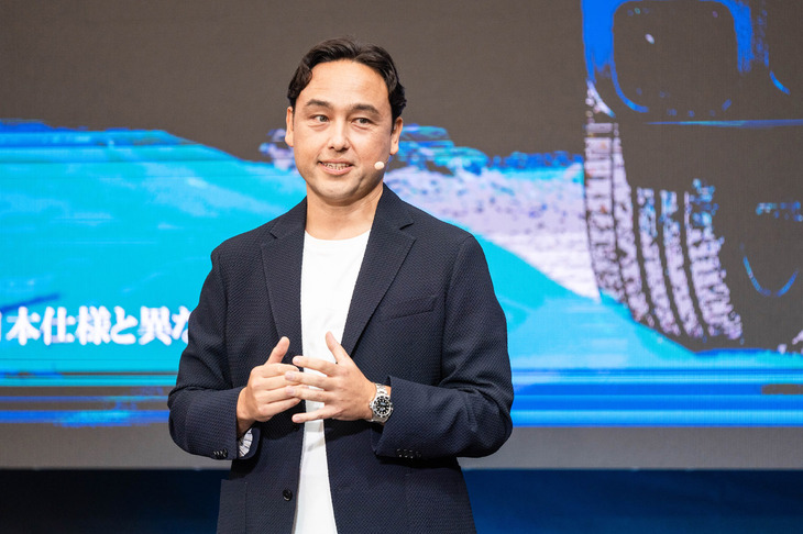 「メルセデス・ベンツG580 with EQテクノロジー」の発表イベントに登壇したメルセデス・ベンツ日本の社長兼CEOゲルティンガー剛氏。「G580はメルセデス・ベンツのSUVと電気自動車の両方の頂点に立つモデルです」と車両を紹介した。