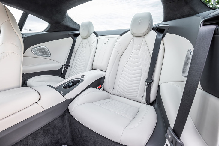 2人乗りとなるリアシート。身長180cmの筆者が運転席のポジションを決めてから後席に潜り込むと、頭上に多少の圧迫感を覚えるものの意外とすっぽり収まることができた。