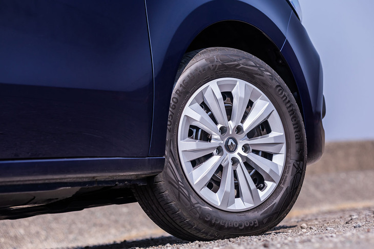 「インテンス」グレードには、スチールホイール＋フルホイールキャップと205/60R16サイズのタイヤが標準で装備される。今回の試乗車は「コンチネンタル・エココンタクト6」タイヤが組み合わされていた。