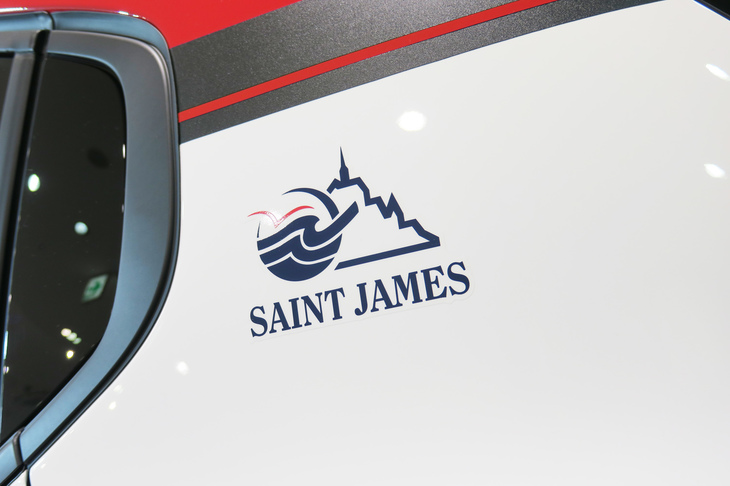 Cピラーを飾るセントジェームスのマーク。同社が創業したノルマンディー地方の教会、モン・サン・ミッシェルが描かれている。